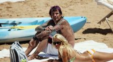 Starul rock Tommy Lee, șocat de prețul țigărilor din Australia. Acestea se vând pentru o sumă exorbitantă