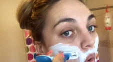 A uimit o lume intreaga dupa ce a publicat imaginea cu ea cand se barbiereste. Motivul pentru care face acest lucru este dureros