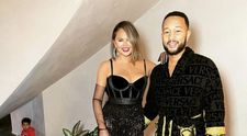 Chrissy Teigen, surprinsă de paparazzi când pleca de acasă! A purtat o bluză albă pe sub care nu avea sutien