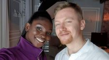 Povestea de dragoste dintre un model din Nigeria și un fotograf rus. De dragul lui s-a mutat în cel mai friguros oraș din lume