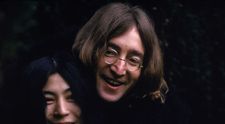Un album cu autograful lui John Lennon, scos la licitație pentru o sumă astronomică. De ce valorează atât