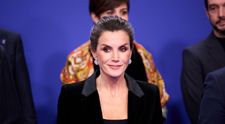 Chiar și într-o ținută simplă, emană un farmec aparte! Cum arată Regina Letizia în smoching și pantaloni de catifea