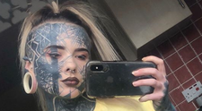 Tânăra care și-a tatuat 90 la sută din corp. Mulți spun că și-a distrus chipul frumos, dar ea e super încântată