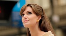Acum mama respectabila, in trecut petrecareata si rebela. Imaginile cu Angelina Jolie de care ai uitat 