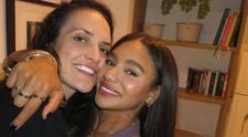 Cele două jucătoare de la CSM București care formează un cuplu, apariție rară după victoria cu Esbjerg. Elizabeth Omoregie și Gabriela Moreschi au sărbătorit împreună