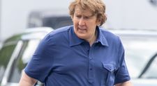 Regele filmelor de acțiune din anii '90 a suferit o transformare uimitoare pentru noul rol. În pantaloni de moșulică și cu câteva kilograme în plus, actorul este de nerecunoscut