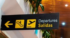 Un copil de zece ani cu pașaportul expirat a fost abandonat de părinți în aeroport pentru că aceștia au vrut să își continue vacanța! Cazul a stârnit revoltă pe TikTok