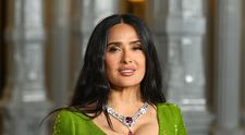 Nici la 59 de ani decolteul ei nu dezamăgește! Salma Hayek, imposibil de ignorat: rochia decoltată a transformat-o în cea mai fotografiată vedetă