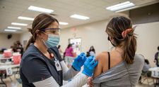 Șefa CDC din SUA: „Persoanele vaccinate nu poartă virusul și nu se îmbolnăvesc”