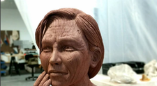 La prima vedere par niste sculpturi din lemn. Care este elemntul surpriza al acestor statui
