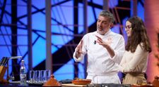 Chef Hadad prezintă o rețetă specială în fața concurenților. Preparatul îi aduce aminte de soția sa