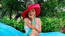 Are 92 de ani, dar își trăiește viața din plin. Joan Collins, în costum de baie pe riviera franceză, bucurându-se de fiecare clipă
