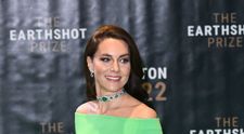 Kate Middleton, în cea mai îndrăzneață ținută din 2022: a purtat o rochie mulată, cu umerii goi și despicată la spate