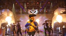 Papagalul a dat din pene pe muzica lui Michael Jackson. Cine cred detectivii că se ascunde sub mască