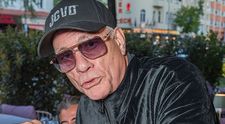 Jean-Claude Van Damme renunță la șapcă și își arată părul cărunt. Cum arată acum eroul filmelor de acțiune