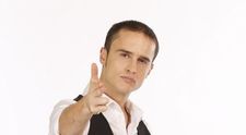 Daca trece de duel, Serban Copot se vopseste blond asa cum era atunci cand s-a lansat alaturi de trupa Animal X