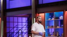 MasterChef 2024, 30 septembrie. Eduard Mezinka, ajutor de bucătar, i-a uluit pe cei trei chefi cu trăsnăile comise în tinerețe, mai mult decât cu preparatul: „Era atunci, și acum, la fel de ilegal”. Florin Dumitrescu a acordat votul decisiv pentru monk fish poșat