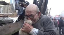 Povestea emotionanta a unui batran care si-a pierdut casa in flacari