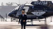 Tom Cruise a aterizat pe covorul roșu cu elicopterul pilotat chiar de el! La 59 de ani a făcut senzație la premiera Top Gun 2