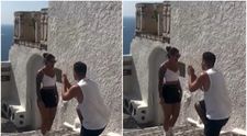 Comedie pură! Ce a pățit acest bărbat când s-a așezat în genunchi pentru a-și cere iubita în căsătorie: „Nu ne-a venit să credem”