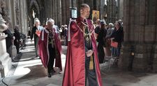 Prințul William devine rege mai devreme decât se aștepta. Harry nu va fi invitat la ceremonie, iar Camilla dispare din viața publică