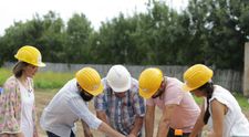 Echipa Visuri la cheie construiește o casă de la zero pentru o bunică și o nepoată cu o poveste tragică de viață!