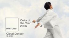 Culoarea anului 2026: Cloud Dancer. Nuanța care va domina moda, machiajul și decorul anul viitor
