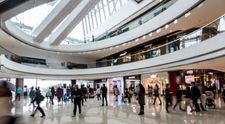 Tragedie într-un mall! O tânără a căzut de la balcon și a aterizat pe o pensionară de 80 de ani