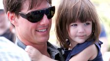 Suri Cruise s-a transformat într-o adolescentă superbă. Nu și-a mai văzut tatăl din 2013, dar îi moștenește trăsăturile