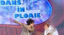 Adela Popescu si-a dezgolit sanii la 