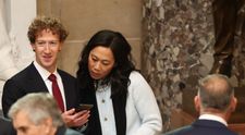 Mark Zuckerberg, spectacol memorabil la ziua soției lui. Le-a arătat tuturor ce purta pe sub sacou, după ce s-a urcat pe un pian