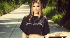 Betty, mostenitoarea imperiului Salam, e pe val: a lansat o melodie intr-un stil diferit de al tatalui ei! Traieste-ti vara, astazi, de la 17.30, la ProTV!