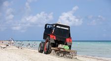 Un turist a murit după ce a fost călcat de un utilaj de curățare a nisipului, pe o plajă din Spania. Cum s-a întâmplat tragedia