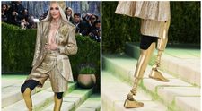Cine este „fata cu picioarele de aur”, care a impresionat la Met Gala 2026. Și-a pierdut ambele picioare din cauza unei afecțiuni rare