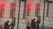 Imagini înduioșătoare surprinse pe o stradă din Iași. Un bătrânel a fost filmat în timp ce se pune în genunchi și închide fermoarul soției:„Şi tu încă aştepţi ca...”