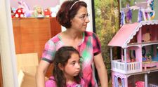 Viața Alexandrei s-a schimbat complet după ce a rămas în grija mamei. Povestea lor i-a impresionat pe arthitecți