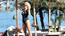 Victoria Silvstedt, o nouă apariție incendiară în costum de baie. Vedeta de 45 de ani arată senzațional