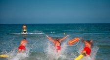 O adolescentă, venită în tabără la mare, a fost salvată de la înec de echipa de salvamari din Eforie Nord. Ce s-a întâmplat