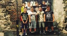 Pare o gluma insa nu este! O banda de copii terorizeaza orasul Napoli dupa ce si-au luat pistoale si sabii