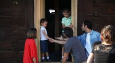 Au pierdut un copil si apoi casa in care locuiau. Visul unei familii greu incercate de viata a fost indeplinit