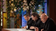 Finala MasterChef România, 16 decembrie 2025. Cei trei chefi taie în carne vie la degustarea felului principal. Finaliștii au mizat pe preparate riscante, dar MasterChefii sunt atenți la fiecare detaliu: „E crudă de sus până jos”