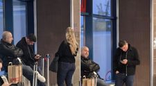 George Simion, fotografiat în aeroport la prima oră a dimineții, după ce a pierdut alegerile prezidențiale din 18 mai 2025! Unde și cu cine a plecat liderul AUR: „Vom fi în...”