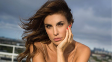 Elisabetta Canalis a pozat nud în piscină. Fosta iubită a lui George Clooney este într-o formă perfectă