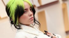Billie Eilish și-a etalat bustul generos într-o serie de fotografii provocatoare. Cântăreața este mai sexy ca oricând