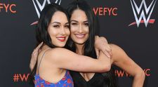 Nikki Bella și sora ei geamănă au născut băieți la o zi distanță una de alta