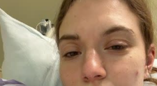 O tânără de 21 de ani a fost la un pas de a-și pierde degetul din cauza unui obicei aparent inofensiv. „M-am trezit plângând și aproape că leșinam”