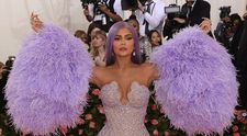 Kylie Jenner își enervează fanii care au fost deranjați de modul în care taie tortul. Ce răspuns le-a dat