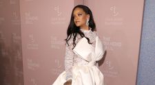 Rihanna a fost numită oficial de Forbes cea mai bogată cântăreaţă din lume! Vezi ce avere are artista