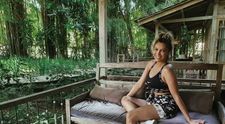 Cu un ochi râde, cu altul plânge! Cum s-a fotografiat Lora pe Instagram