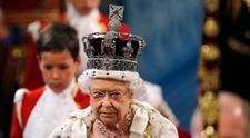 Detaliu mai puțin cunoscut despre Regina Elisabeta. Ce făcea ore întregi cu coroana înainte de fiecare ceremonie